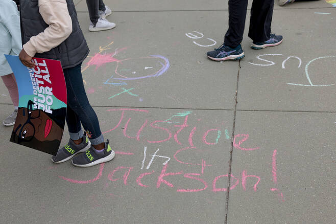 2022년 4월 8일 워싱턴 DC의 미국 대법원 청사 앞에서 열린 미 상원의 케탄지 브라운 잭슨 판사 인준 투표를 축하하는 집회에 참석한 어린이들이 인도에 분필을 칠해놓았다.