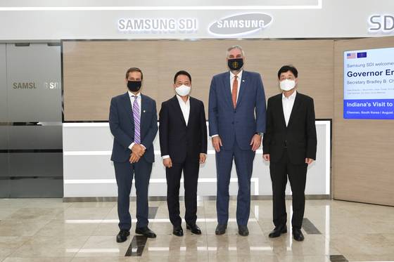 Samsung SDI CEO Choi Yoon-ho, second from left, and Eric Holcomb, governor of Indiana, pose for a photo during his visit to the battery maker's manufacturing plant in Cheonan, South Chungcheong, in August. [YONHAP]
