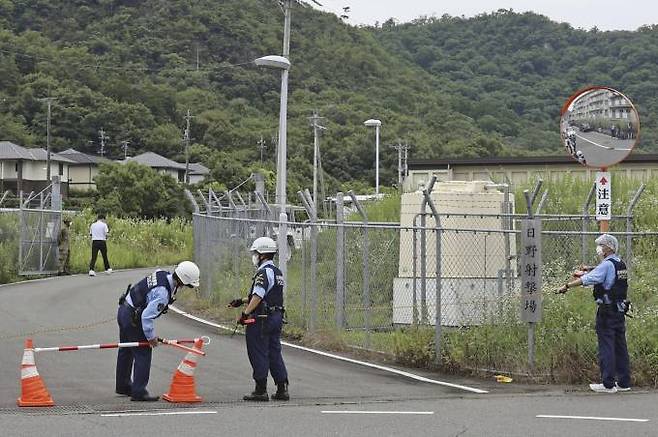 14일 총기 사건이 일어난 일본 기후현 자위대 사격장 근처에서 경찰관들이 경비를 서고 있다. AP 연합뉴스