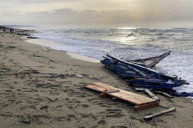 지난 2월 27일(현지시간) 이탈리아 남부 쿠트로 인근 해변에 밀려온 전복된 보트 잔해 모습. AP연합뉴스
