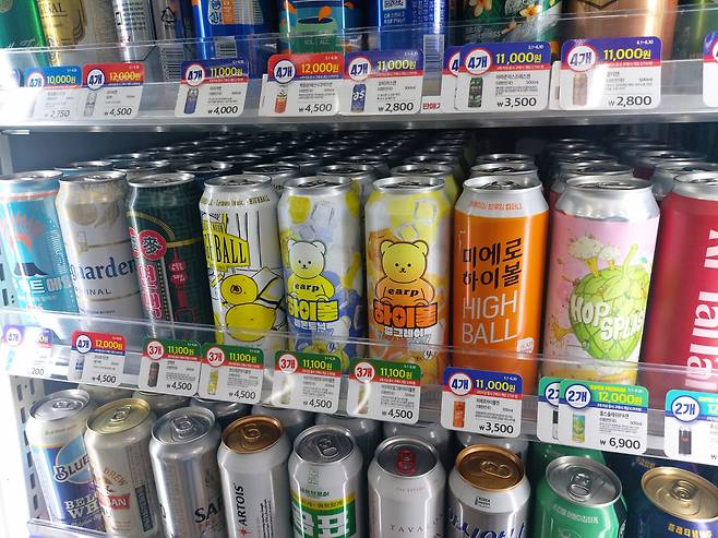 14일 서울의 한 CU편의점. 이색 하이볼들이 판매되고 있다. 김희량 기자