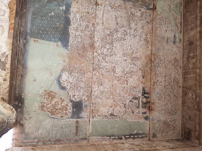 그리스 마케도니아의 이집트 침략 이후 쪼아서 말살시킨 이집트 에드푸 신전의 부조