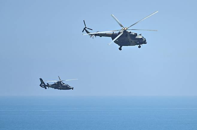 중국 남동부 푸젠성 상공을 비행하고 있는 중국군의 헬기 [AFP]