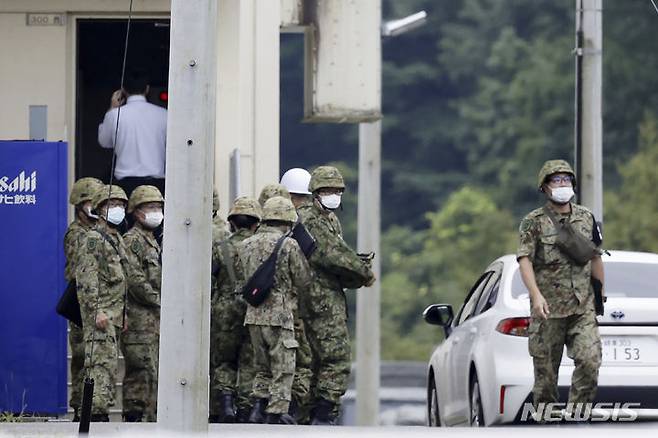 [기후=AP/뉴시스]14일 일본 중부 기후시에서 치명적인 총격 사건이 발생한 후 일본 자위대 대원들이 기지 사격장의 시설 근처에 모여 있다. 일본 육상자위대 기지에서 동료 3명을 총격한 혐의로 용의자가 이날 체포됐다. 2023.06.14.