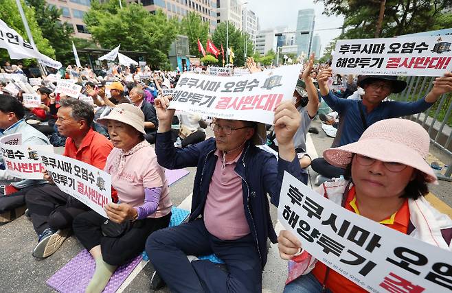 '후쿠시마 오염수 반대' 외치는 어민들     (서울=연합뉴스) 신준희 기자 = 12일 국회 앞에서 전국어민총연맹과 일본 방사성 오염수 해양투기 저지 공동행동 주최로 일본 후쿠시마 오염수 해양투기 반대 집회가 열리고 있다. 2023.6.12     hama@yna.co.kr (끝)   연합뉴스