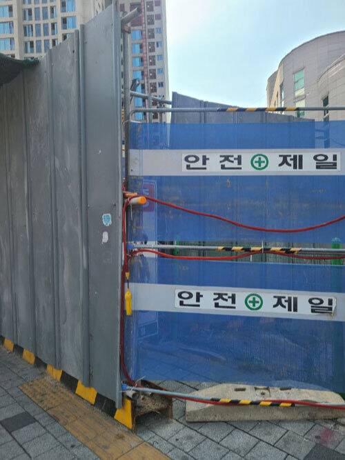 지난 11일 서울 성북구의 한 건설현장 주변에&nbsp;좁은 인도를 차지한 가림막이 설치돼 있다. 김주영 기자