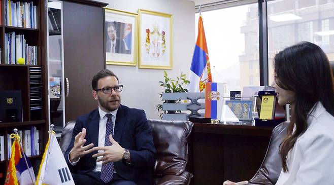 네마냐 그르비치(왼쪽) 세르비아 대사가 서울 중구 세종대로 주한 세르비아 대사관에서 세르비아에 대한 이야기를 하고 있다. 오른쪽은 인터뷰 진행을 맡은 임지민 통번역사·JM커넥티드 대표.