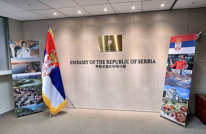 서울 중구 세종대로 주한 세르비아 대사관 입구에는 세르비아 출신으로 세계적인 테니스 선수인 노박 조코비치의 사진이 걸려 있다.