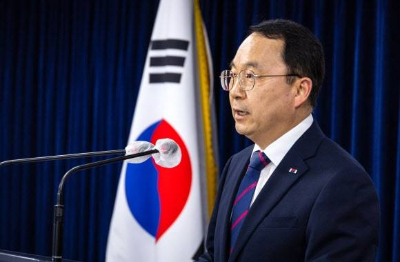 구병삼 통일부 대변인이 14일 오후 서울 종로구 정부서울청사에서 3년 전 북한이 폭파한 남북공동연락사무소 사건과 관련해 국내 법원에 손해배상 청구소송을 제기한 것에 대해 발표하고 있다. 2023.6.14 연합뉴스