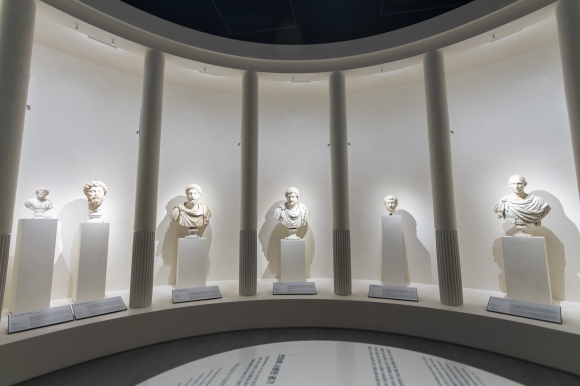국립중앙박물관 ‘고대 그리스·로마실’ 2부에는 로마 지도자들의 조각상이 로마 시대 빌라 형태의 구조물 안에 전시돼 있다. 류재민 기자