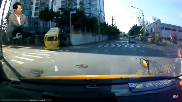 어린이 통학 버스 운전기사가 좌회전을 하다가 아파트 담벼락으로 돌진했다. 유튜브 채널 ‘한문철 TV’ 영상 캡처
