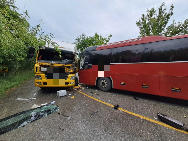 14일 오후 강원도 강릉시 강동면의 한 도로에서 수학여행 버스와 화물차가 맞부딪쳤다. 사진제공=강원도소방본부