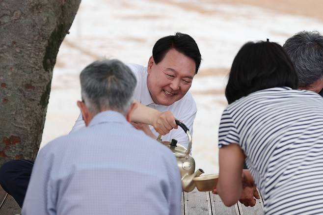 윤석열 대통령이 6월7일 충남 부여군 임천면의 '꿈에영농조합법인' 모내기 현장을 방문해 모내기를 마친 뒤 주민들과 새참을 함께하고 있다. ⓒ대통령실 제공