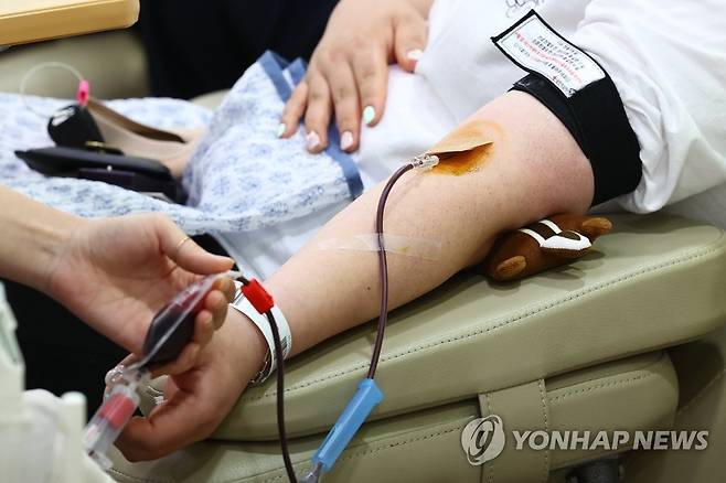 (서울=연합뉴스) 서대연 기자 = 세계 헌혈자의 날을 하루 앞둔 13일 한 시민이 서울 영등포구 헌혈의집 영등포센터에서 헌혈을 하고 있다. 2023.6.13 dwise@yna.co.kr