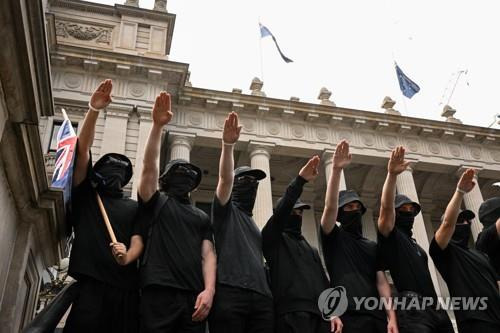 나치식 경례하는 시위대 지난 3월 18일 호주 멜버른 국회의사당 앞에서 벌어진 반 트랜스젠더 집회에서 시위대가 나치식 경례를 하고 있다.
[EPA 연합뉴스 자료사진. 재판매 및 DB 금지]