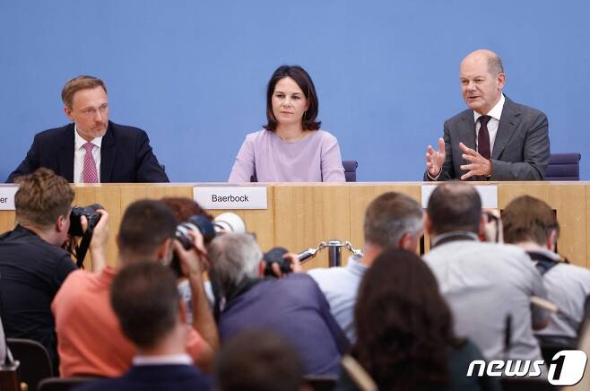 올라프 숄츠 독일 총리(오른쪽)와 안나레나 배어복 외무장관(가운데), 크리스티안 린트너 독일 재무장관(왼쪽)이 14일(현지시간) 독일 정부의 국가안보전략 발표를 위한 기자회견에서 발언하고 있다. 2023.06.14/뉴스1 ⓒ AFP=뉴스1 ⓒ News1 김민수 기자