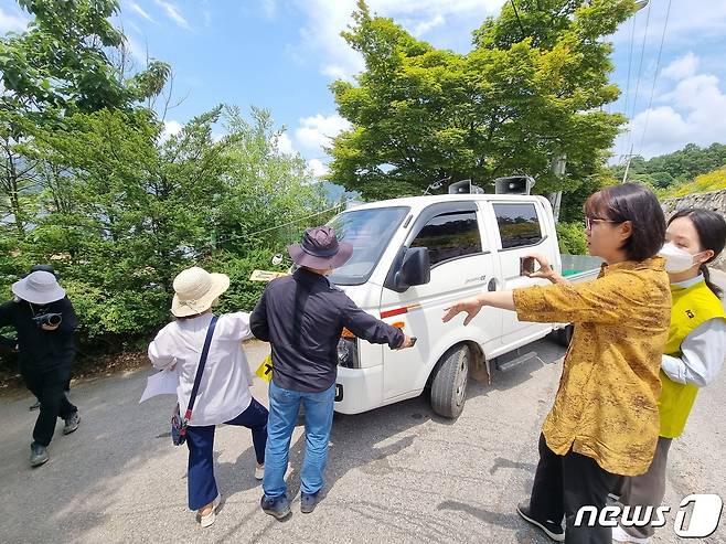 15일 경기 가평군 신천지평화궁전 앞에서 이만희 신천지예수교 증거장막성전 총회장을 규탄하는 집회가 열렸다. 집회를 방해하는 차량을 막는 집회 참석자들. 2023.06.15./뉴스1 양희문 기자