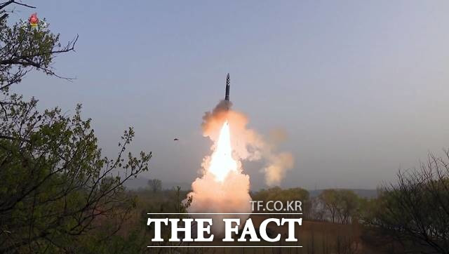 지난 4월 14일 북한이 공개한 대륙간탄도미사일(ICBM) '화성-18' 시험발사 모습. /뉴시스=조선중앙TV 캡처