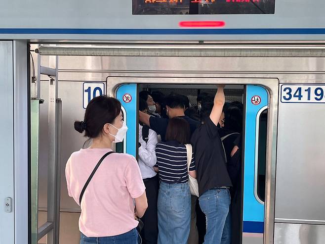 15일 오전 수도권 지하철 1호선 구일역 승강장에 도착한 열차가 탑승객들로 밀집된 모습. /고유찬 기자
