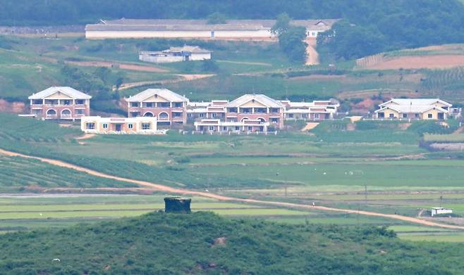 현충일이자 절기상 망종인 6일 오전 경기 파주시 오두산통일전망대에서 바라본 북한 황해북도 개풍군 임진강변 마을에서 주민들이 농사를 짓고 있다. 뉴스1