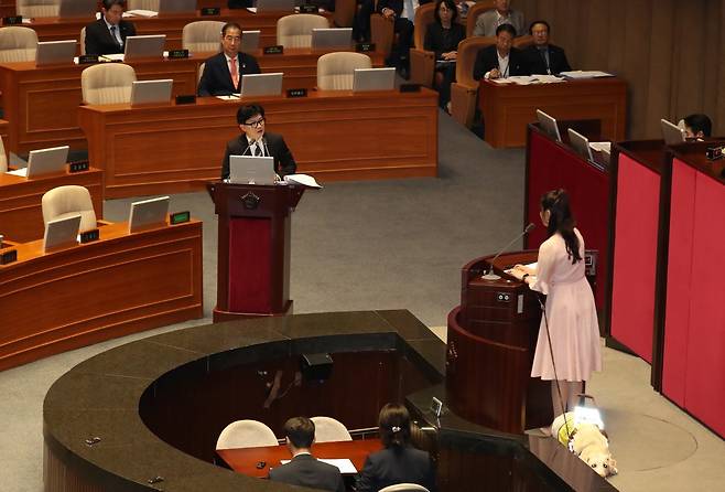 국민의힘 김예지 의원이 14일 국회 본회의장에서 한동훈 법무부 장관에게 장애인 정책에 대해 질의하고 있다. 뉴시스