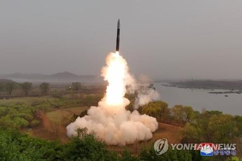 북한 조선중앙통신은 김정은 국무위원장이 참석한 가운데 "지난 13일 공화국전략무력의 전망적인 핵심주력수단으로, 중대한 전쟁억제력의 사명을 수행하게 될 새형의 대륙간탄도미싸일(미사일) '화성포-18' 형 시험발사가 단행되였다"고 2023년 4월 14일 보도했다. [조선중앙통신 연합뉴스. 국내에서만 사용가능. 재배포 금지. For Use Only in the Republic of Korea. No Redistribution]