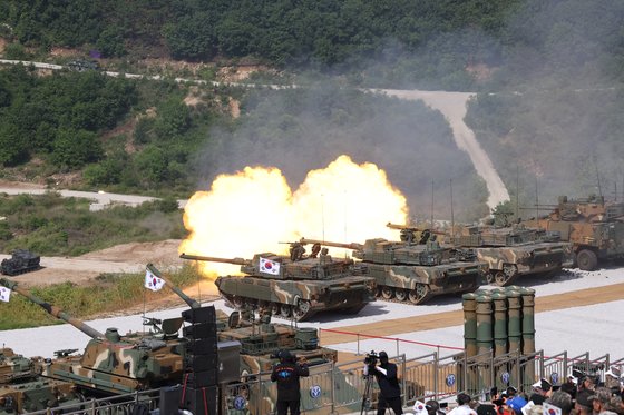 15일 경기도 포천 승진훈련장에서 윤석열 대통령 주관으로 실시된 '2023 연합·합동 화력격멸훈련'에서 K2 전차가 포사격을 하고 있다. 연합뉴스