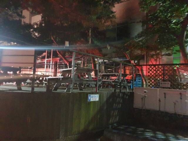 ▲ 15일 오전 1시 27분 고성군의 한 리조트에서 불이 나 상가가 전소됐다. [강원특별자치도소방본부 제공]