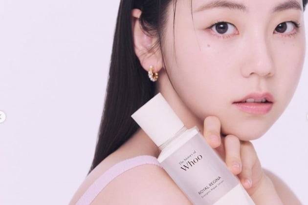 LG생활건강  '후'의 신규 안티에이징 라인인 '로얄 레지나' 라인은 기존 광고모델 이영애 대신 배우 안소희가 모델을 맡았다. 사진=안소희 인스타그램 캡쳐