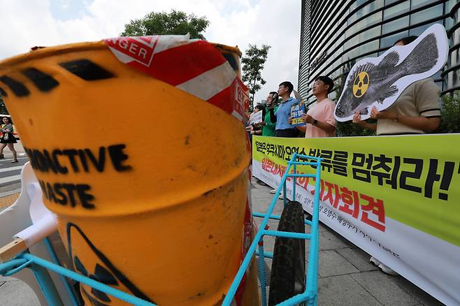 일본 방사성 오염수 해양투기 저지 서울행동 활동가들이 15일 서울 종로구 주한 일본대사관 앞에서 후쿠시마 방사성 오염수 해양투기 저지를 위한 정부의 대응을 촉구하는 기자회견을 하고 있다. 조태형 기자