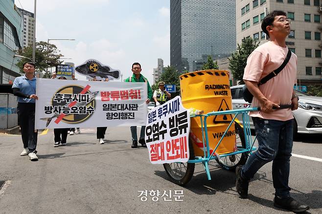 일본 방사성 오염수 해양투기 저지 서울행동 활동가들이 15일 서울 서대문역 인근에서 후쿠시마 방사성 오염수 해양투기 저지를 위한 정부의 대응을 촉구하며 일본대사관으로 행진하고 있다.