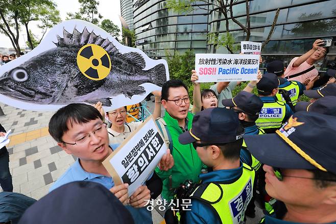 일본 방사성 오염수 해양투기 저지 서울행동 활동가들이 15일 서울 종로구 주한 일본대사관 앞에서 후쿠시마 방사성 오염수 해양투기 저지를 위한 정부의 대응을 촉구하는 기자회견을 마친 후 항의서한 전달을 시도하고 있다.