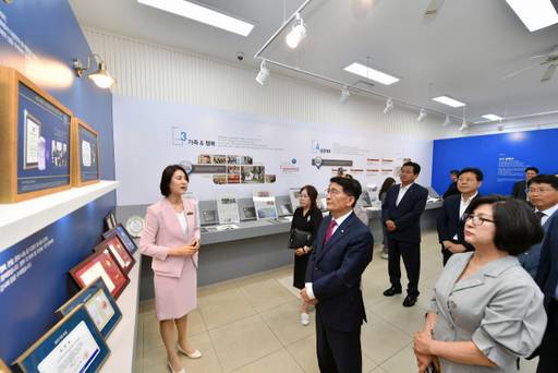 지난 14일 수원영통 하나님의 교회에서 열린 ‘Media’s Views’ 전시회 개관식에서 김기정 수원특례시의회 의장 등 관계자들이 전시를 둘러보고 있다.