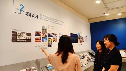 최근 문을 연 ‘수원권선호매실 하나님의 교회’ ‘Media’s Views’에서 관람객들이 전시를 둘러보고 있다.