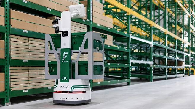 파스토 용인 1·2 물류센터에서 자동주행로못(AMR) 상품 '피킹' 작업 중이다. /사진제공=파스토
