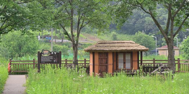 정초부 지겟길의 초당. 정초부가 살았던 초당을 재현했다는데, 가까이 가보면 집이 아니라 나무판이다.