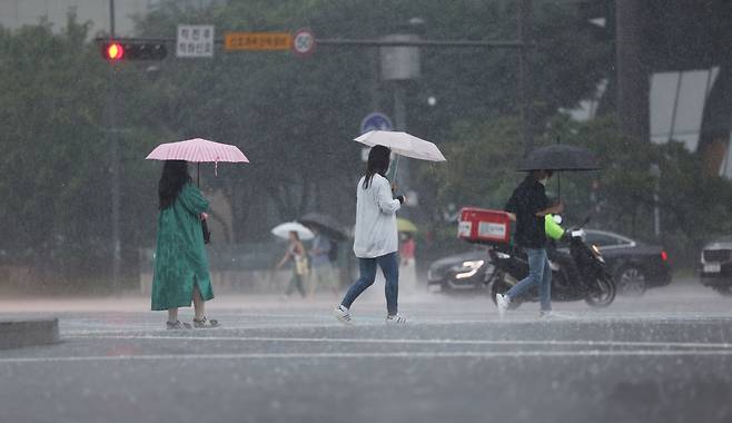서울 광화문광장 네거리에 장맛비가 쏟아지고 있다. 연합뉴스