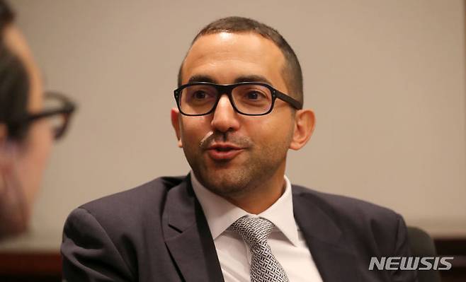 [서울=뉴시스] 김선웅 기자 = 셰이크 파힘 알 카쉬미 샤르자 정부 대외관계집행위원장 겸 2023 서울국제도서전 샤르자 사절단장이 14일 제65회 서울국제도서전이 열리고 있는 서울 강남구 코엑스에서 뉴시스와 인터뷰를 하고 있다. 2023.06.15. mangusta@newsis.com