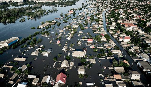 세계 곡창지대인 우크라이나가 농업 생산량 회복에 20년 이상이 걸릴 수 있다는 암울한 전망이 나왔다. 사진은 우크라이나 남부 헤르손주의 카호우카댐이 파괴되며 주거지와 농경지가 침수된 모습. 연합뉴스