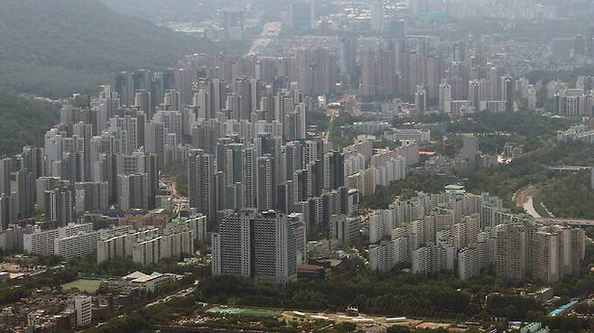 서울 송파구 롯데월드타워 서울스카이 전망대에서 바라본 강남구 아파트 단지. 뉴스1