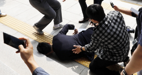 방통위 항의 방문을 나선 장경태 더불어민주당 최고위원이 14일 경기 과천시 정부과천청사 방송통신위원회에 앞에서 성명서를 낭독하던 중 쓰러지고 있다. 2023.6.14 뉴스1