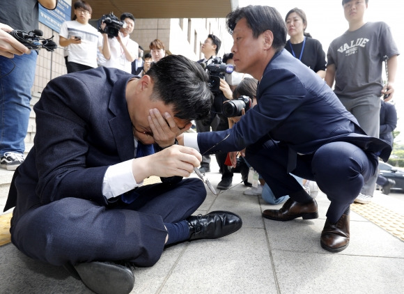 방통위 항의 방문을 나선 장경태 더불어민주당 최고위원이 14일 경기 과천시 정부과천청사 방송통신위원회에 앞에서 성명서를 낭독하던 중 쓰러진 뒤 앉아서 휴식을 취하고 있다. 2023.6.14 뉴스1