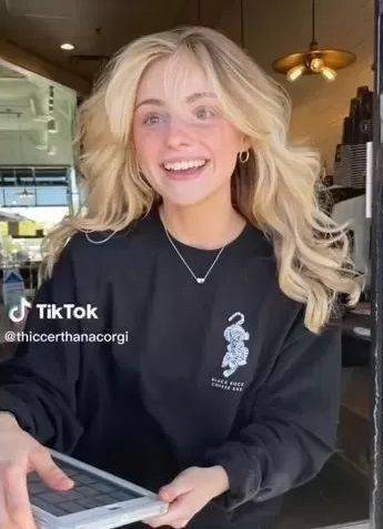 화제가 된 제나 르네의 틱톡 영상. 틱톡 'jennarenee.s'