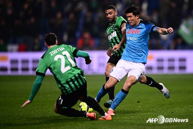 김민재(오른쪽)가 경기 중 킥을 시도하고 있다. /AFPBBNews=뉴스1