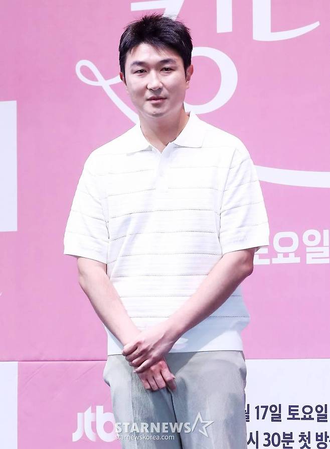 임현욱 PD가 15일 오후 서울 구로구 라마다 서울 신도림호텔에서 진행된 JTBC 토일드라마 '킹더랜드' 제작발표회에 참석해 포즈를 취하고 있다.  '킹더랜드'는 웃음을 경멸하는 남자 구원과 웃어야만 하는 스마일 퀸 천사랑이 호텔리어의 꿈인 VVIP 라운지 '킹더랜드'에서 진짜 환하게 웃을 수 있는 날을 만들어가는 이야기를 그린 드라마로 오는 17일 오후 10시 30분에 첫 방송된다. 2023.06.15 /사진=김창현 기자 chmt@