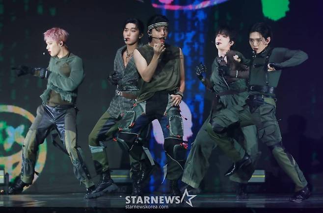 그룹 에이티즈(ATEEZ) 종호가 15일 오후 서울 강서구 KBS 아레나에서 진행된 미니 9집 '더 월드 에피소드 2 : 아웃로우'(THE WORLD EP.2 : OUTLAW) 발매기념 쇼케이스에서 신곡을 선보이고 있다. /2023.06.15 /사진=이동훈 기자 photoguy@