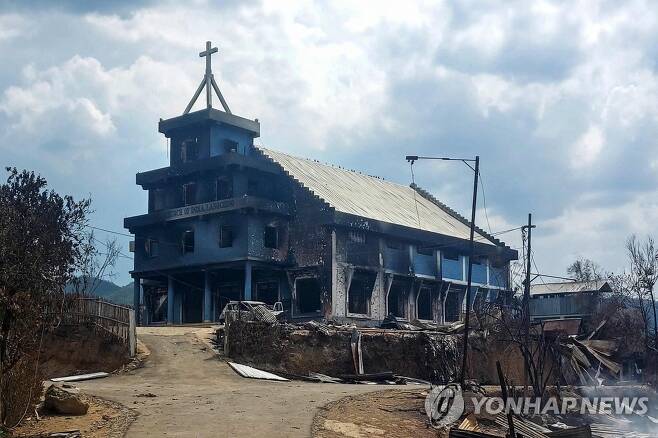5월 31일 부족간 충돌로 불에 탄 마니푸르 교회 건물 [AFP 연합뉴스 자료사진. 재판매 및 DB 금지]