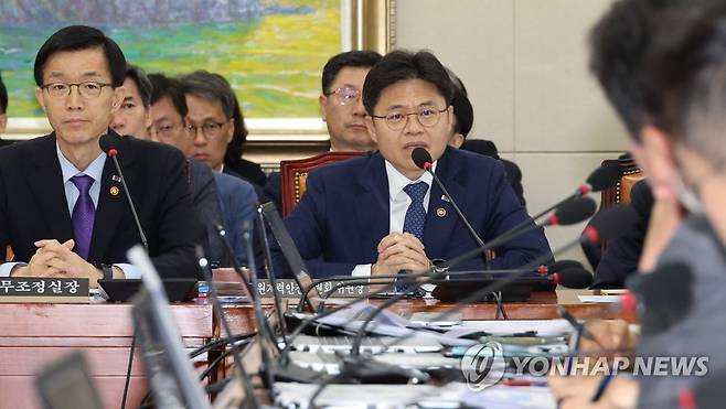 답변하는 원자력안전위원장 (서울=연합뉴스) 한상균 기자 = 유국희 원자력안전위원장이 15일 국회 정무위원회 전체회의에서 의원질의에 답변하고 있다. 왼쪽은 방문규 국무조정실장. 2023.6.15 xyz@yna.co.kr