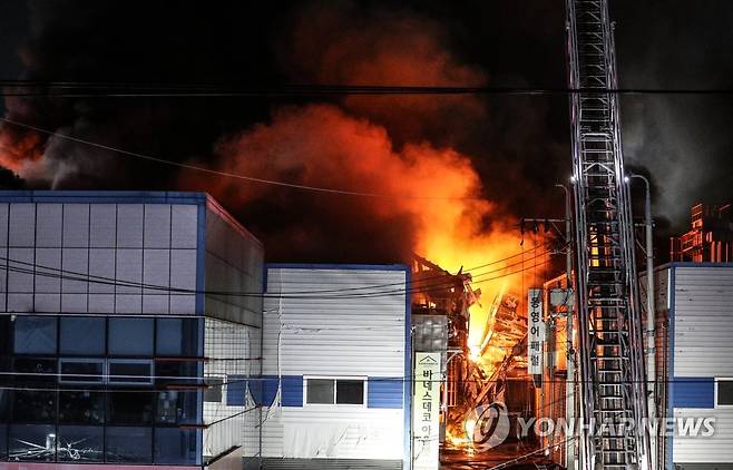 밤에도 꺼지지 않는 불길 (대구=연합뉴스) 윤관식 기자 = 15일 오후 5시 24분께 대구 서구 중리동의 한 재활용 공장에서 원인을 알 수 없는 불이 난 가운데 불길이 계속해서 타오르고 있다. 2023.6.15 psik@yna.co.kr