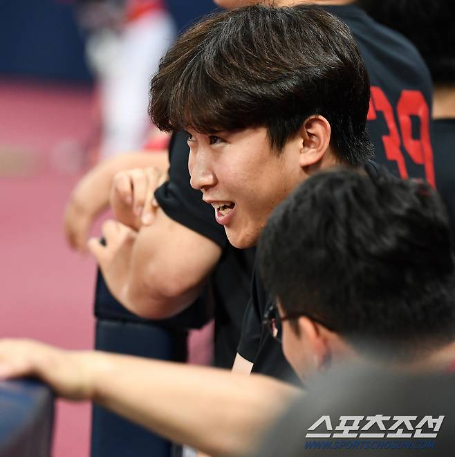 경기 전 웃으며 장난치던 윤영철의 모습은 구심의 플레이 콜과 함께 웃음기가 사라졌다.